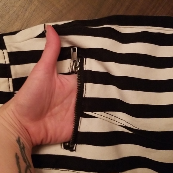 H & M Divided black and white striped mini skirt - Picture 2 of 5